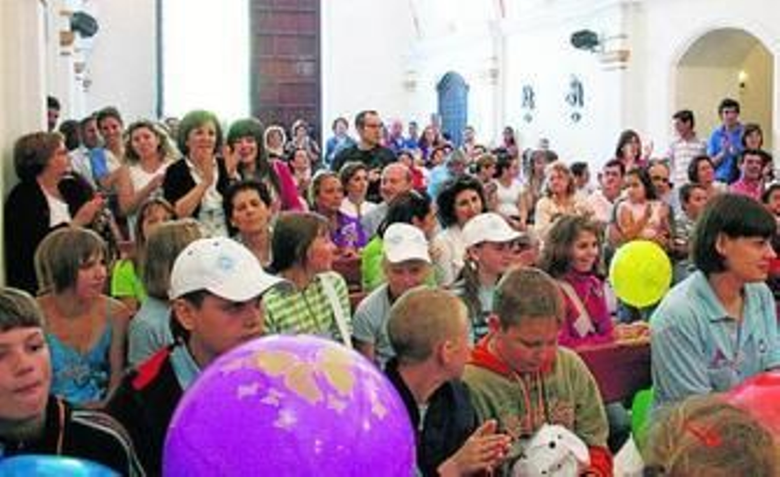 Los niños bielorrusos con sus familias de acogida, ayer en Moguer.