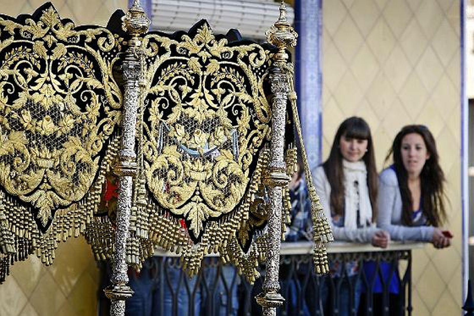 Cientos de gaditanos rinden pleitesía al paso de Cigarreras. /Fotos: Julio González