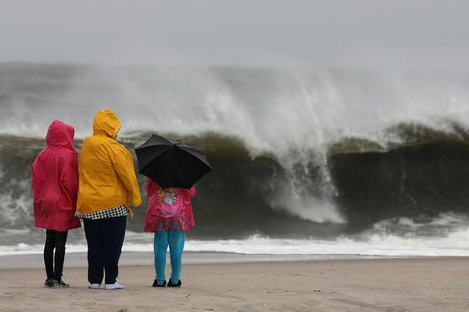 EEUU ya comienza a notar los efectos del huracán que afectará a zonas del litoral como la ciudad de Nueva York.

Foto: REUTERS / AFP