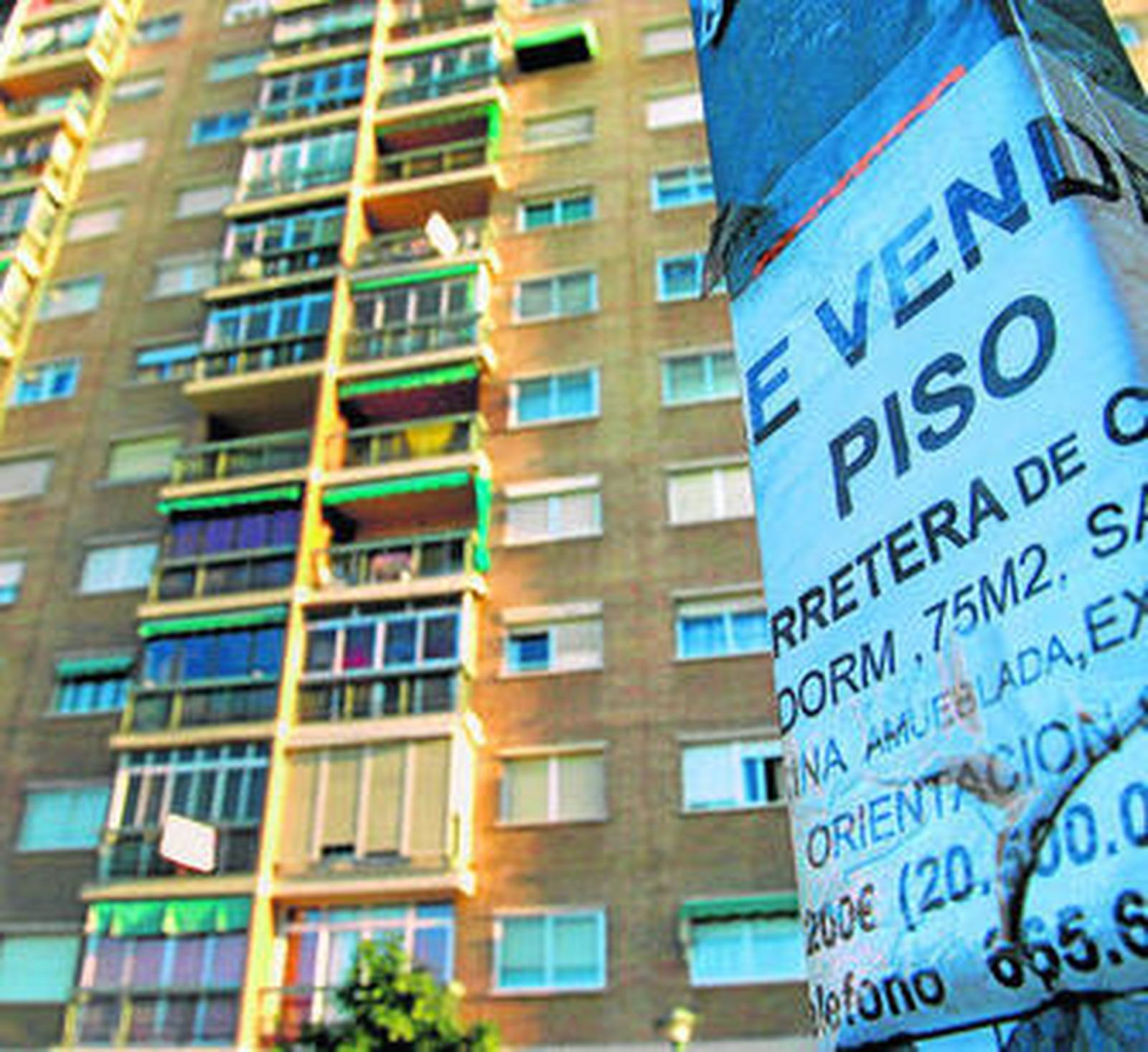 Cartel informando de la venta de una vivienda.