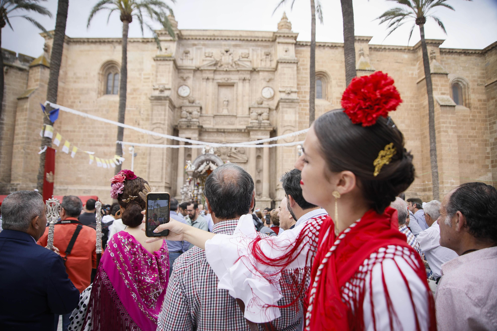 Imágenes de la salida  del Rocío desde la Catedral de Almería