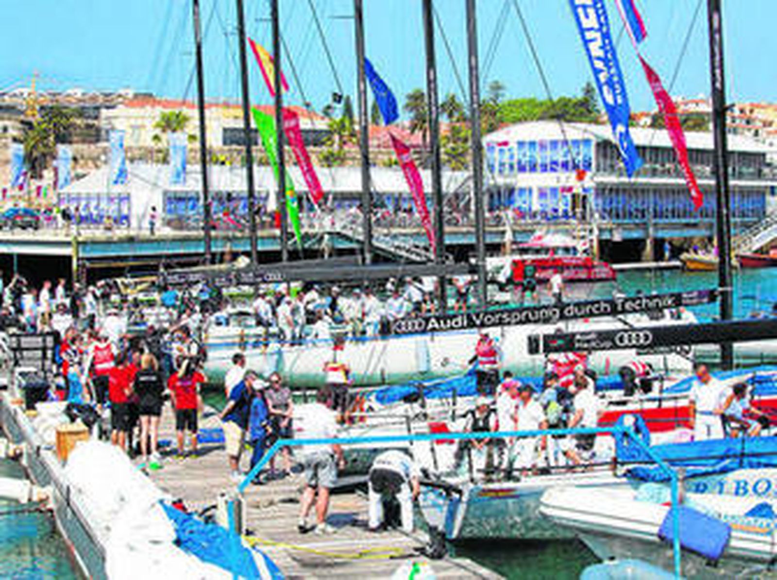 La flota del Circuito Audi MedCup, atracada en Cascáis con el Village como telón de fondo.