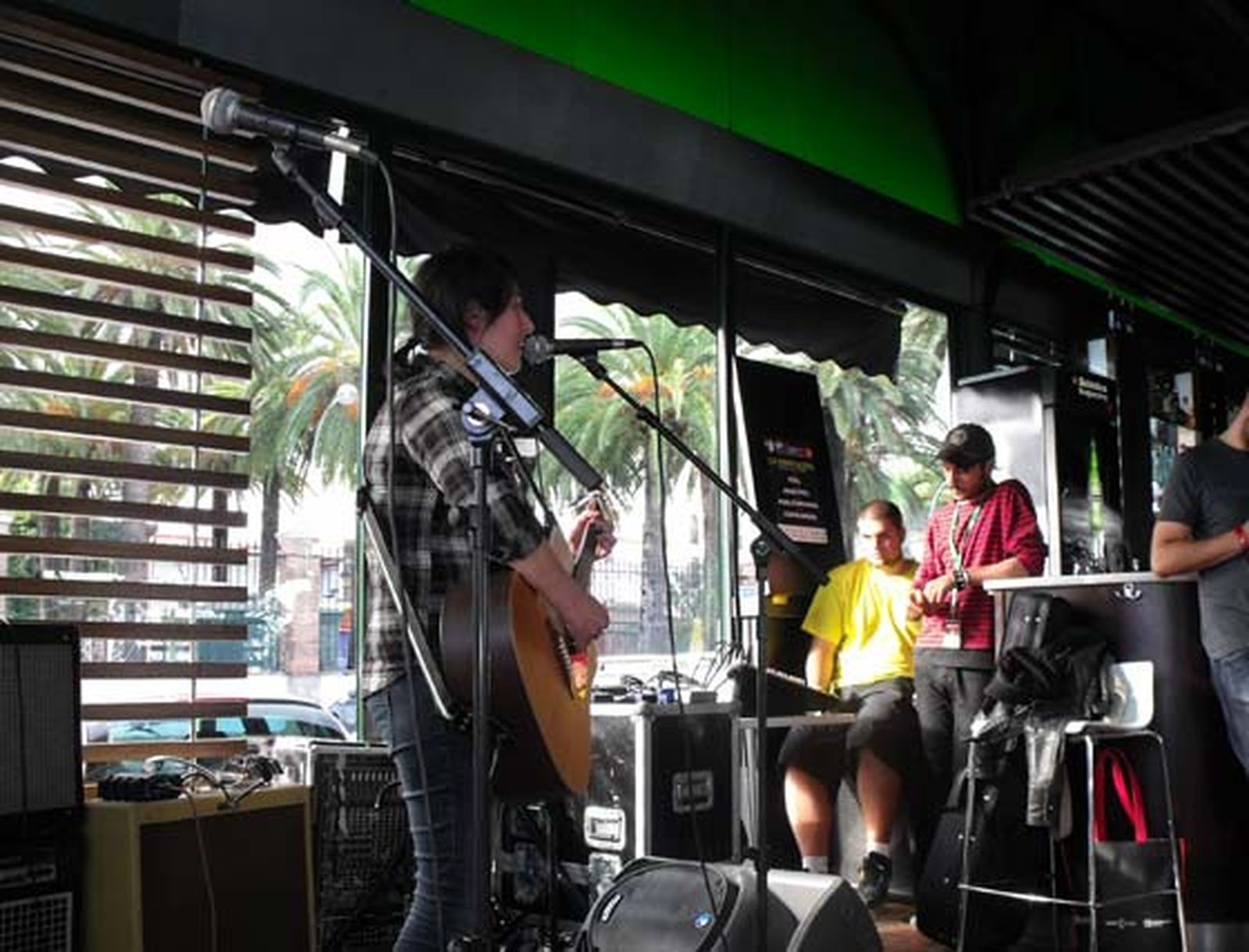 Diversos espacios de El Puerto acogen conciertos de grupos de música independiente durante las tardes del Monkey Week. 

Foto: E.G.A.