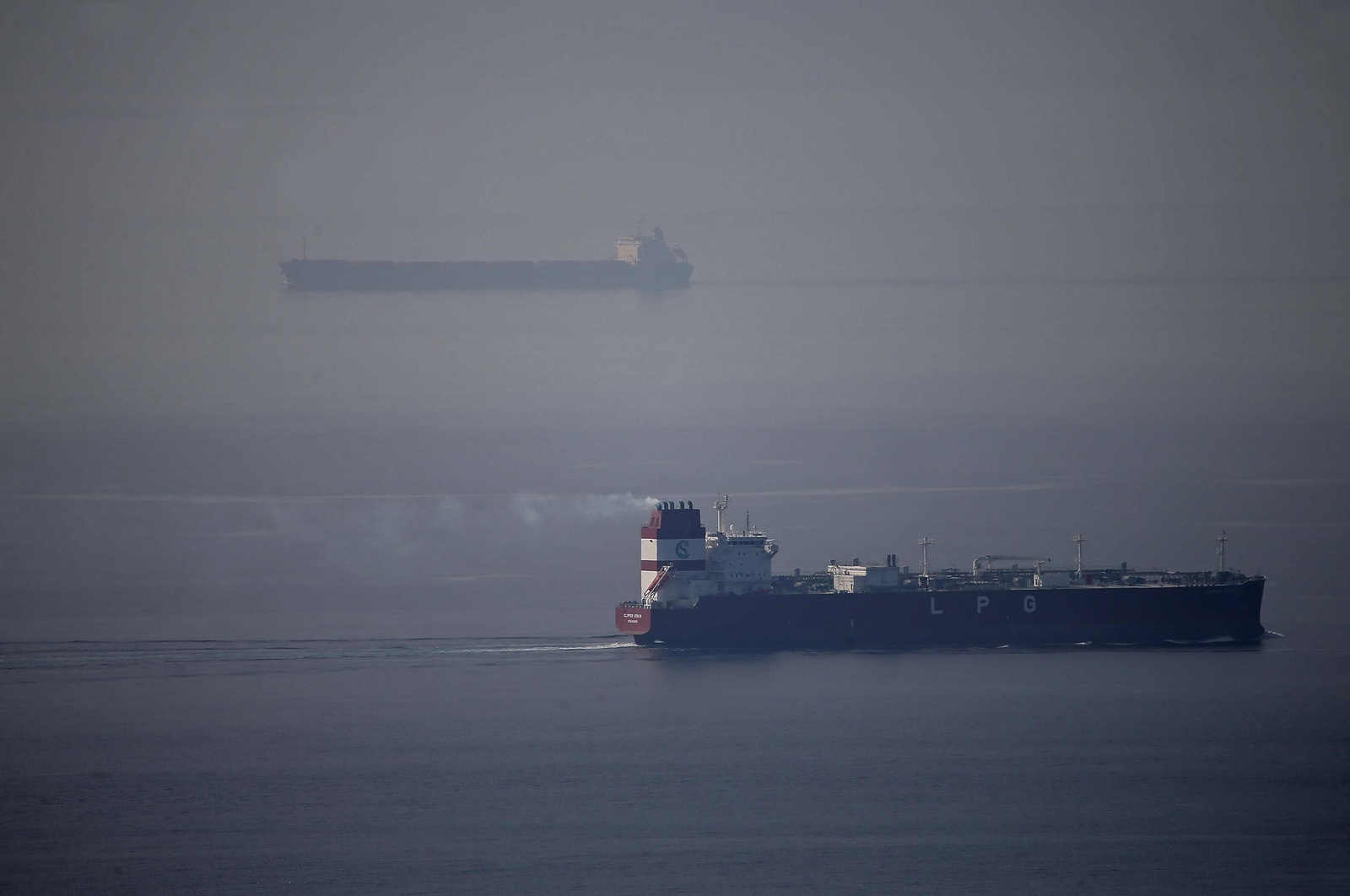 Dos buques navegan por el Estrecho de Gibraltar.