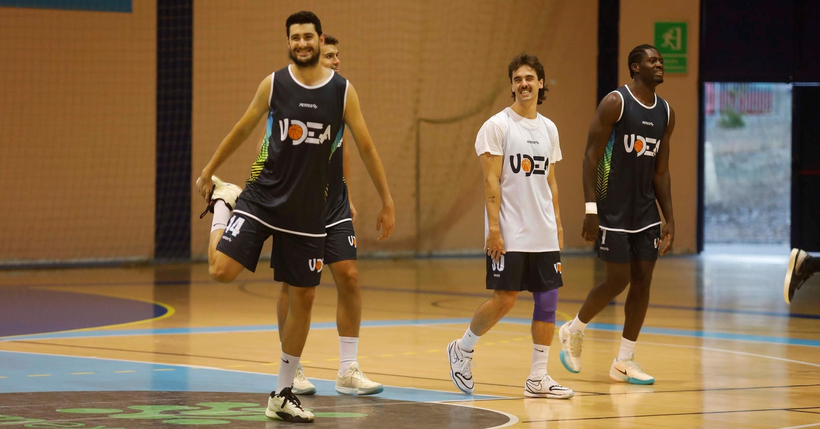 Alejandro Rodríguez, el primero por la izquierda, durante un entrenamiento con el UDEA Algeciras.