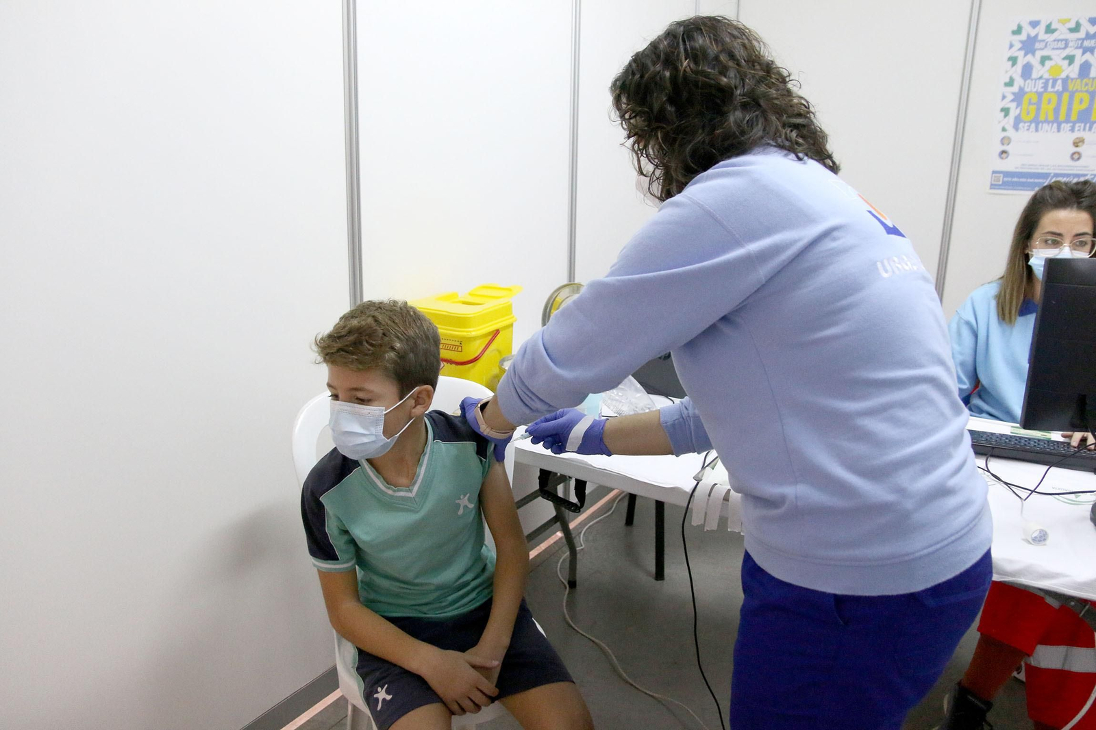 Una enfermera inocula a un menor una dosis de la vacuna contra la Covid- 19