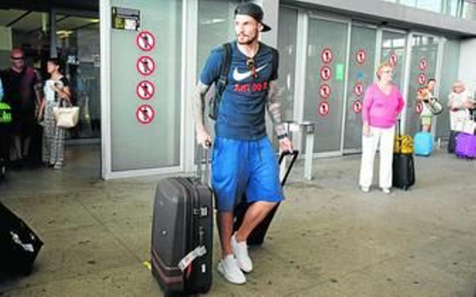 Juande departe con su cuerpo técnico.