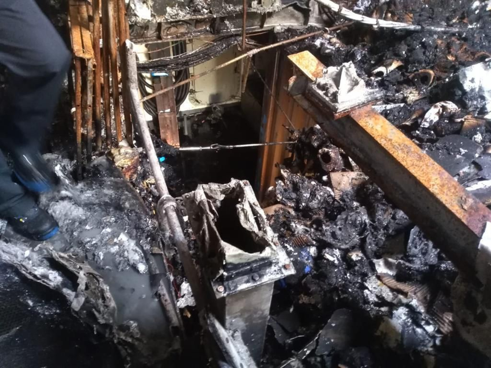 Así ha quedado la fragata 'Santa María' tras el incendio.