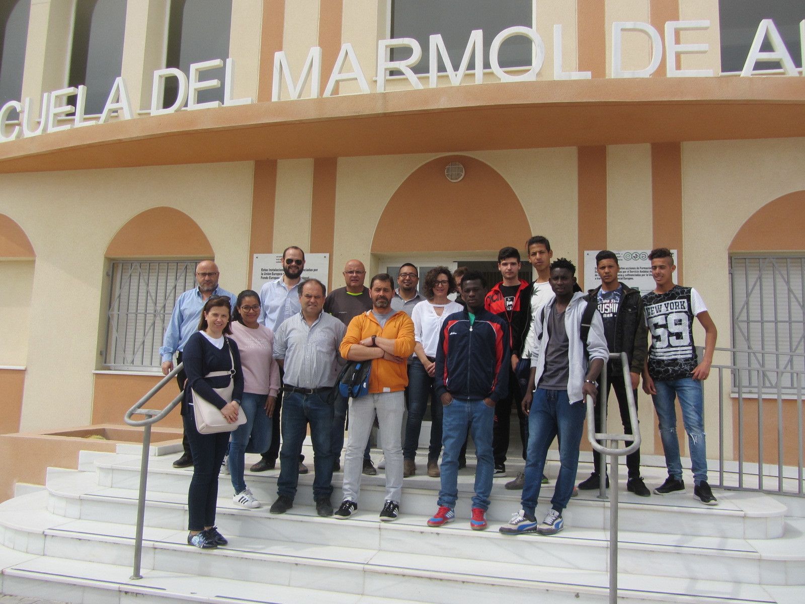 Alumnos y alumnas del nuevo curso de la Escuela del Mármol de Fines acompañados de sus docentes.