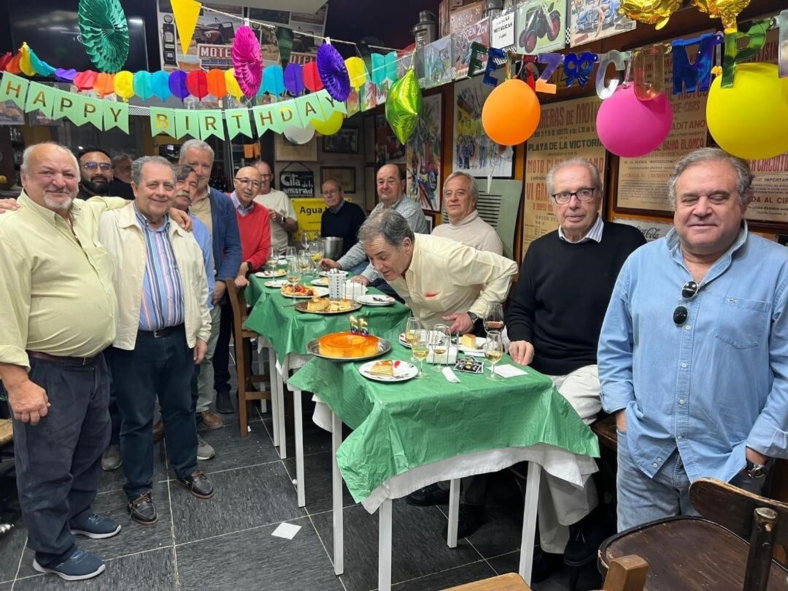 El anfitrión, Arturo Fernández de la Puente, soplando la tarta, con Lolo Bustelo, Juan Miguel Núñez, Carlos Alarcón, Javier Cabeza de Vaca, Chano Quintero, Pepe Donronzoro, Manolo Bermúdez y Antonio Escuín.