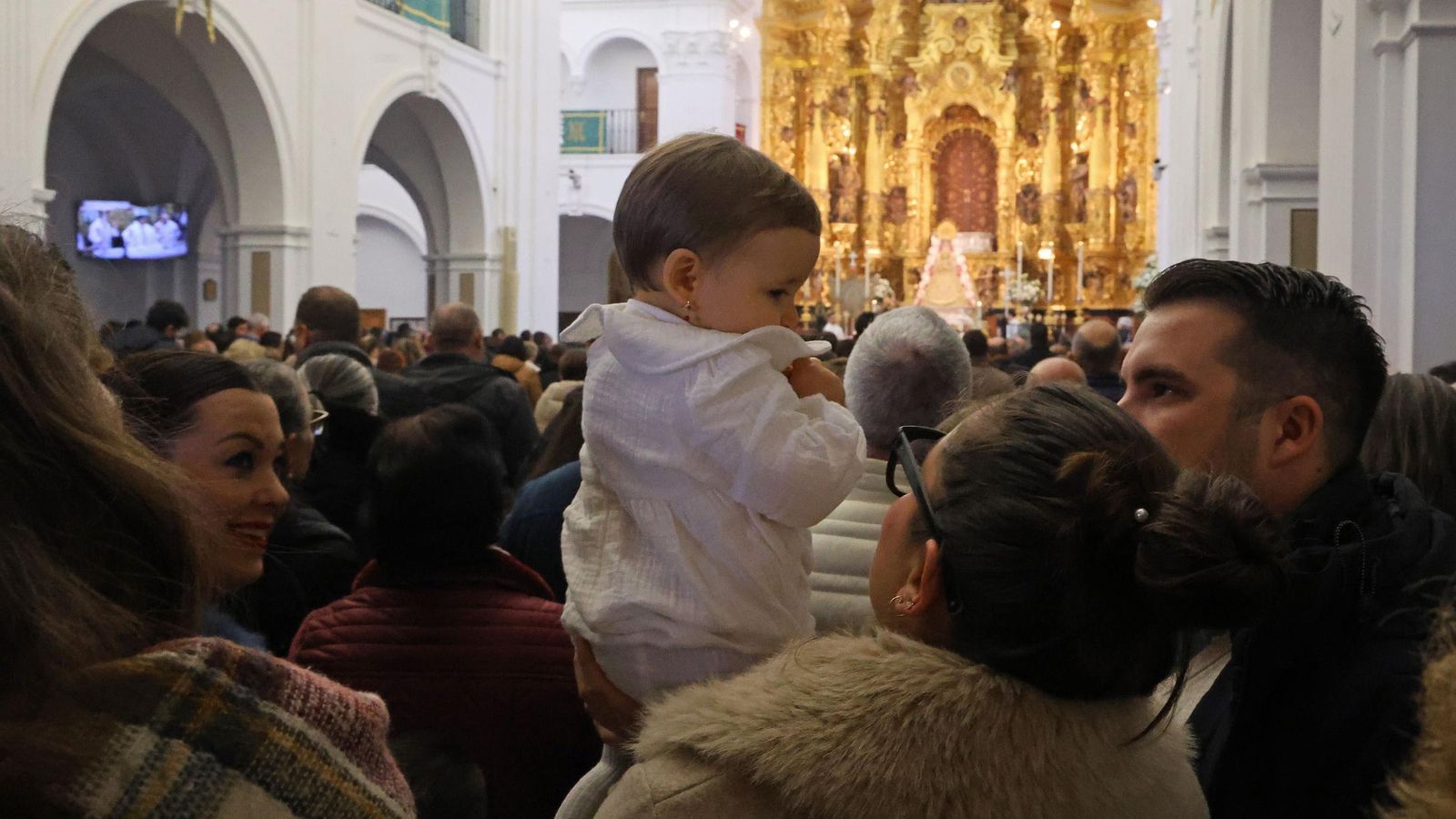 Una familia lleva a su bebé a la Candelaria de 2025 en El Rocío.