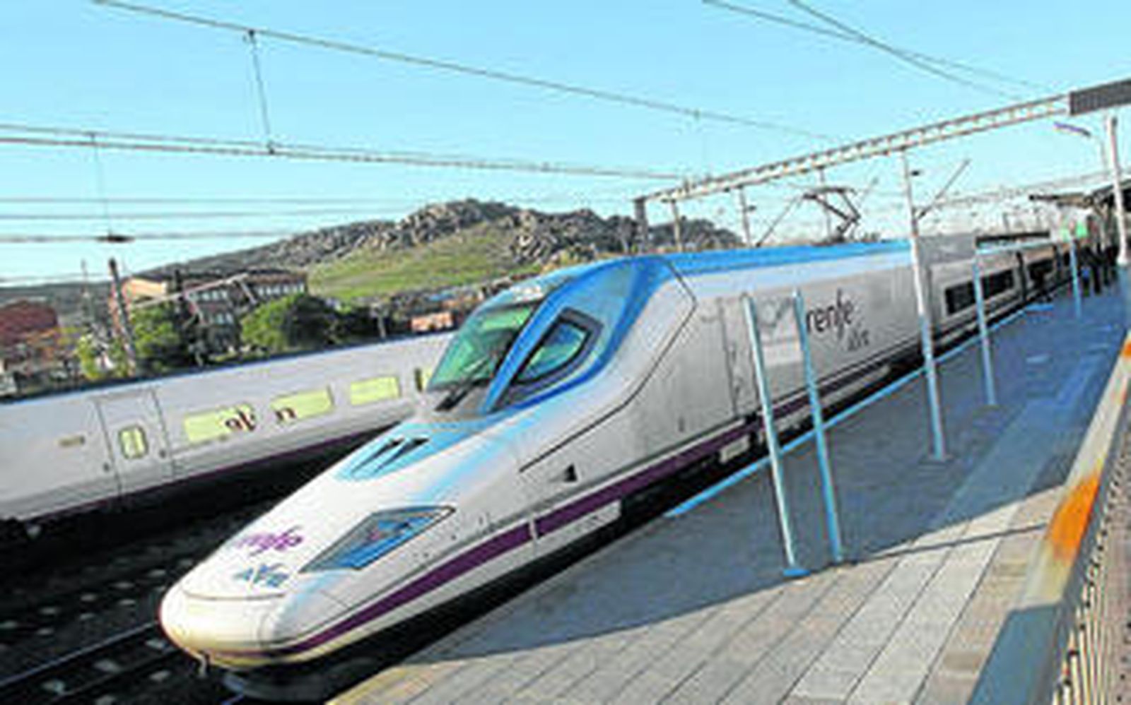 Tren AVE en la estación de Puertollano, en Ciudad Real.