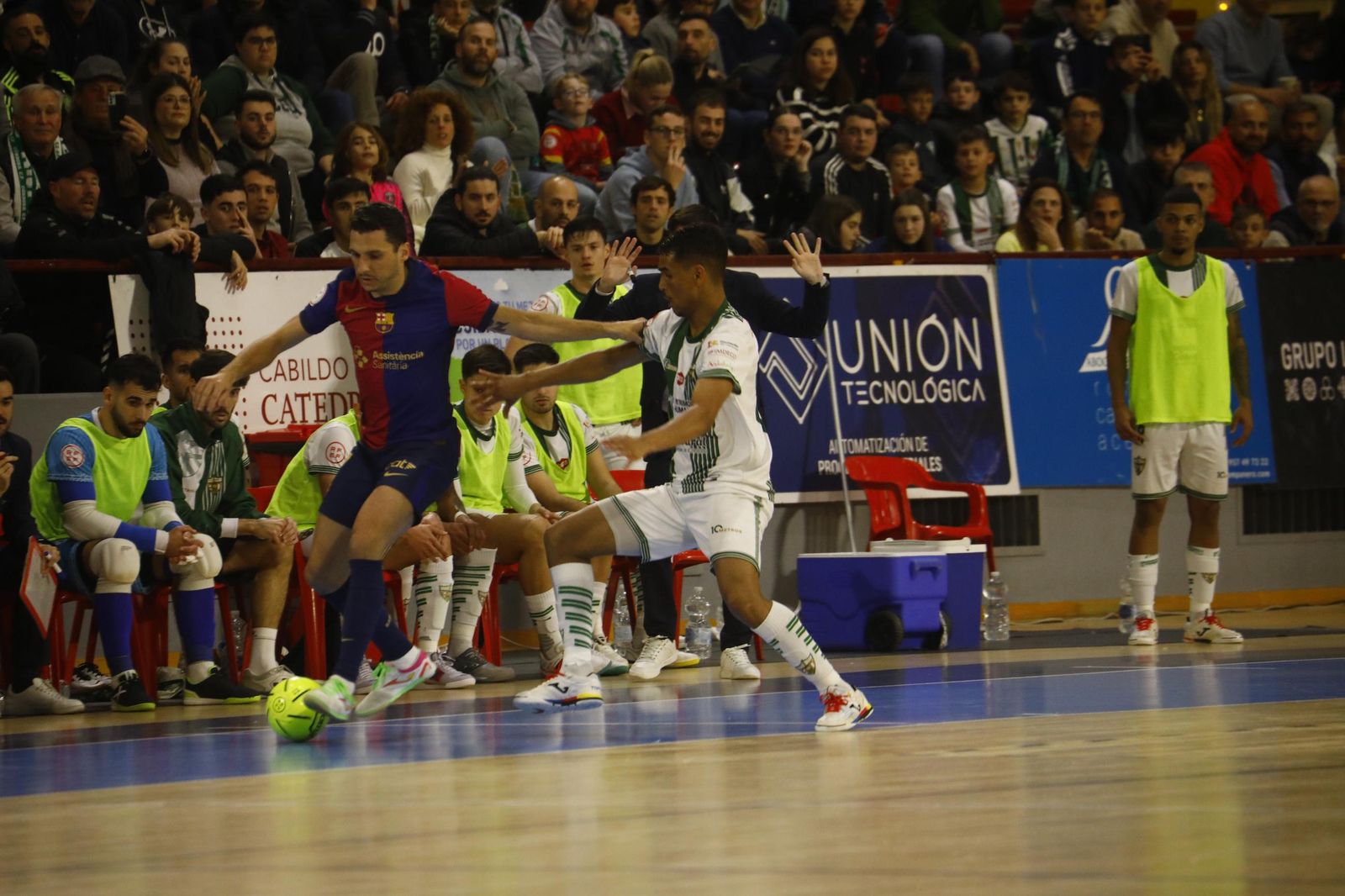 Las mejores fotos del ambiente en Vista Alegre para el Córdoba Futsal - Barça