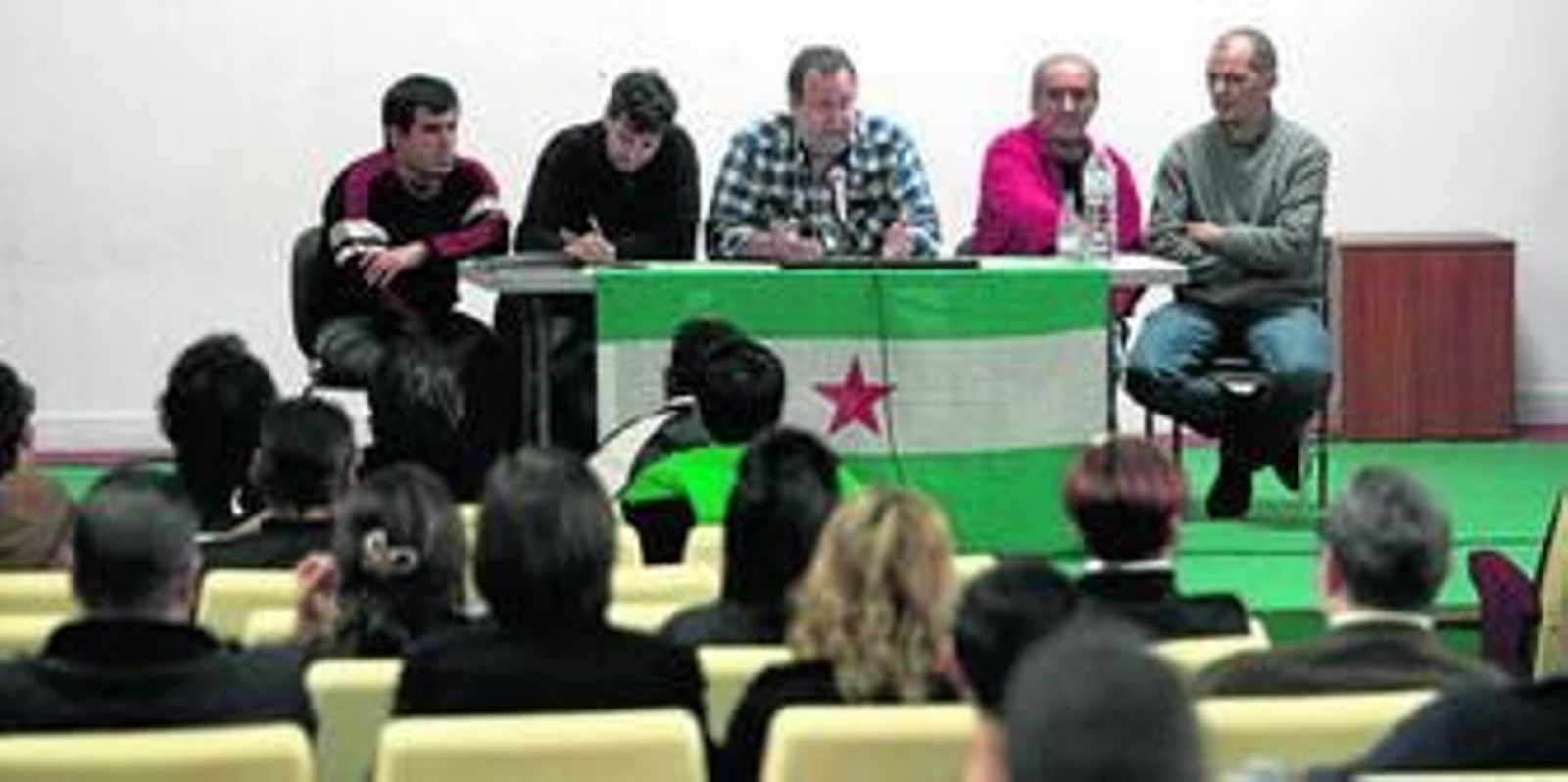 Los trabajadores municipales en la Casa de la Cultura charlan con los representantes del SAT, con Caballero a la cabeza, ayer por la tarde.