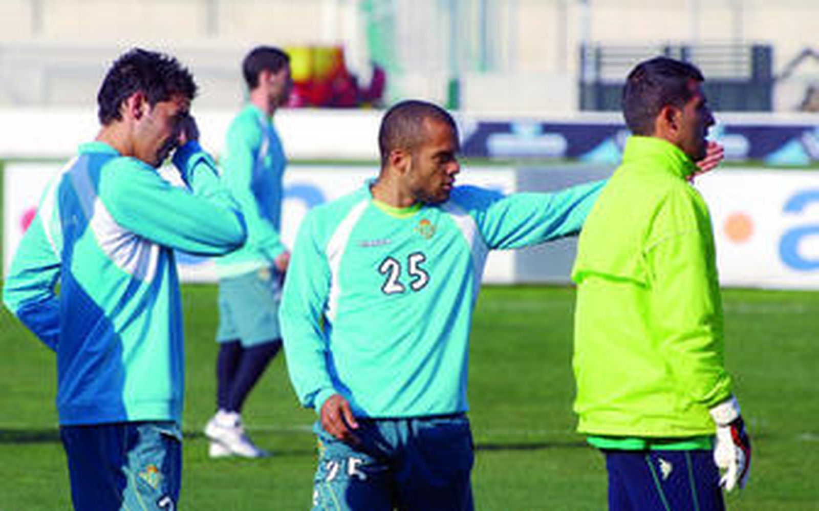 Odonkor realiza un gesto, justo detrás de Ricardo.