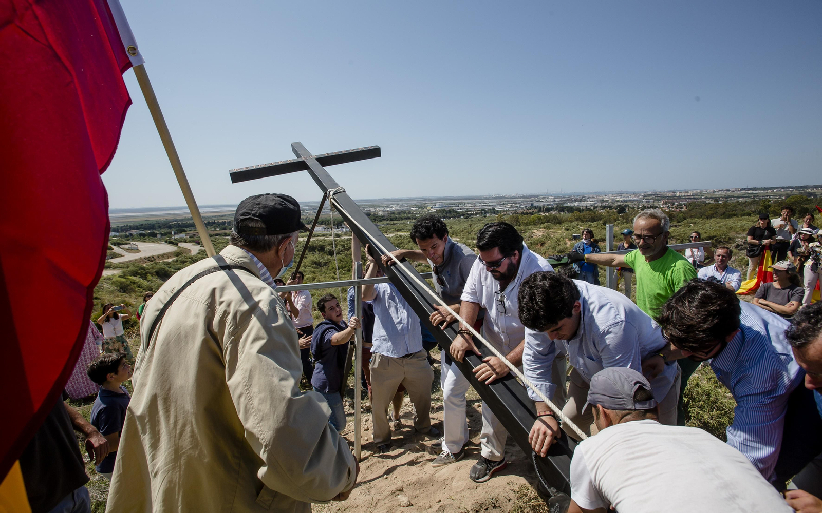 Imágenes del izado de la gran cruz de hierro del Camino de Santiago en la sierra de San Cristóbal