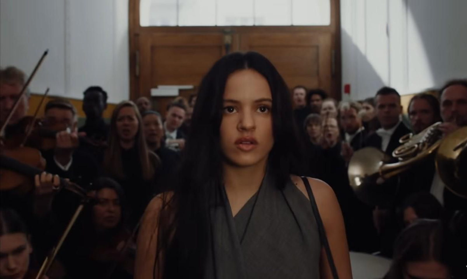 Rosalía en el videoclip de 'Berghain', de su dico LUX. Rosalía en el videoclip de 'Berghain', de su dico LUX.