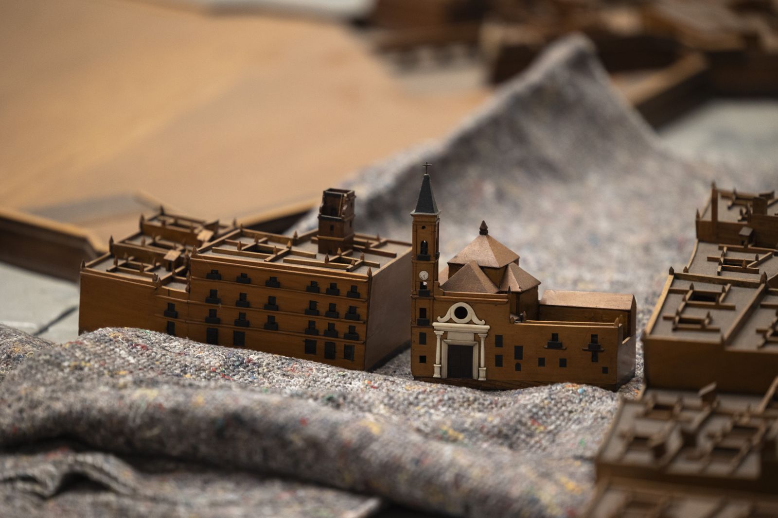 Imágenes del inicio de los trabajos de conservación y limpieza de la maqueta de Cádiz.