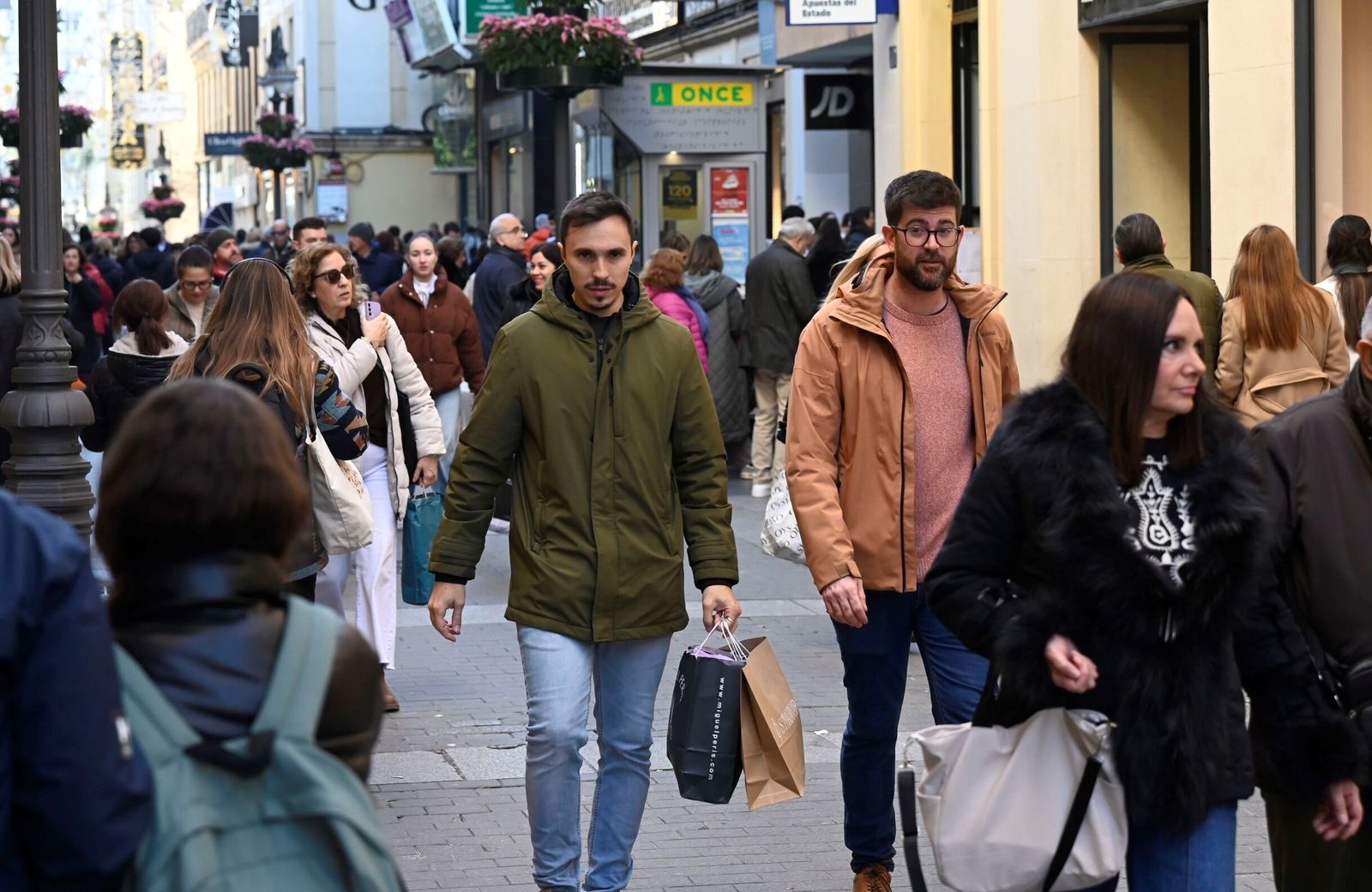 El inicio de la campaña de las rebajas de invierno en Córdoba, en imágenes