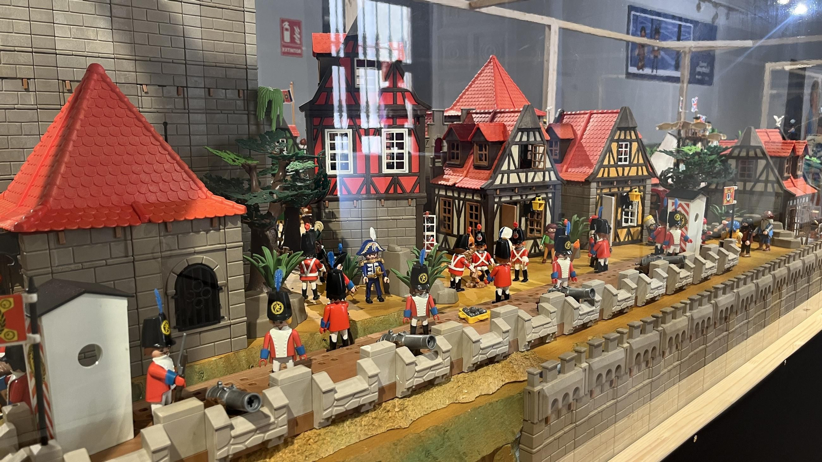 En imágenes: las míticas figuras de Playmobil cumplen 50 años con esta exposición En imágenes: las míticas figuras de Playmobil cumplen 50 años con esta exposición