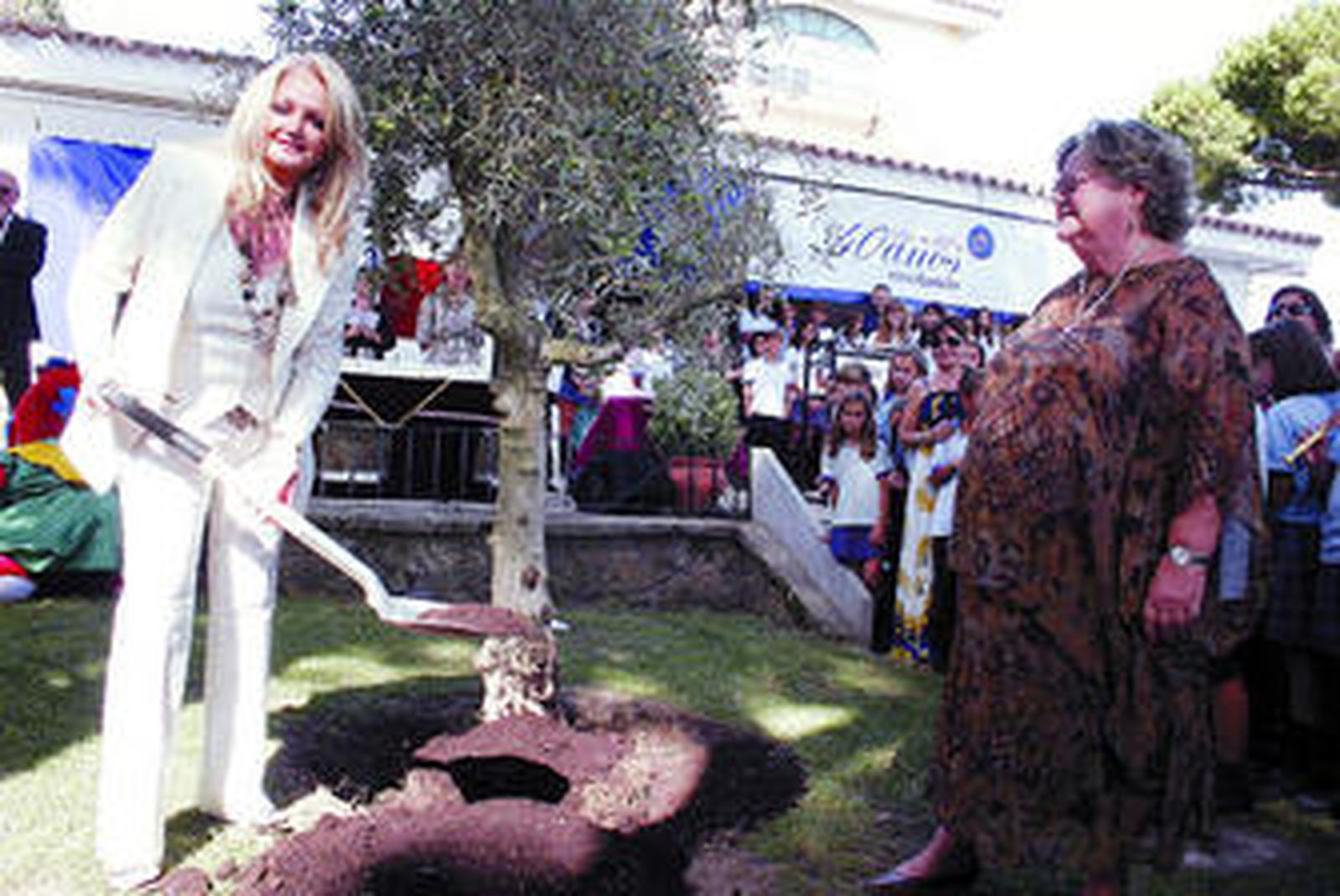 La cantante galesa Bonnie Tyler, junto a la directora del colegio plantando un olivo en el jardín del centro.