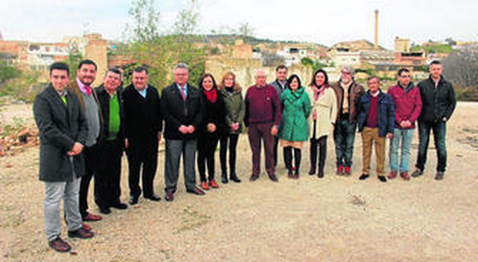 Zurera y Morales, ayer con agricultores de Puente Genil durante su encuentro.
