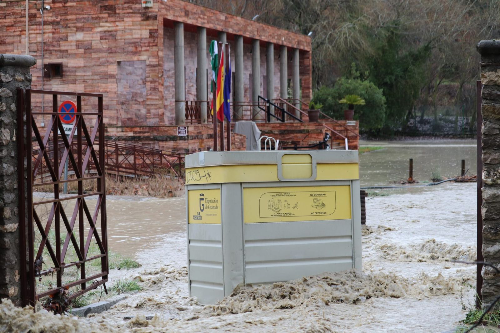 Todas las fotos de la borrasca Leonardo y sus incidencias en Granada: desprendimientos, ríos desbordados y lluvia
