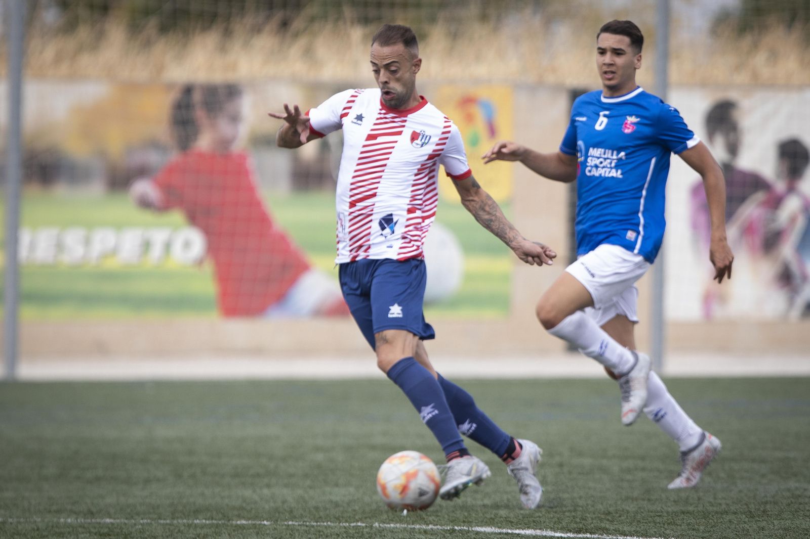 Dani Benítez corre con la pelota en el encuentro ante el Huracán Melilla.