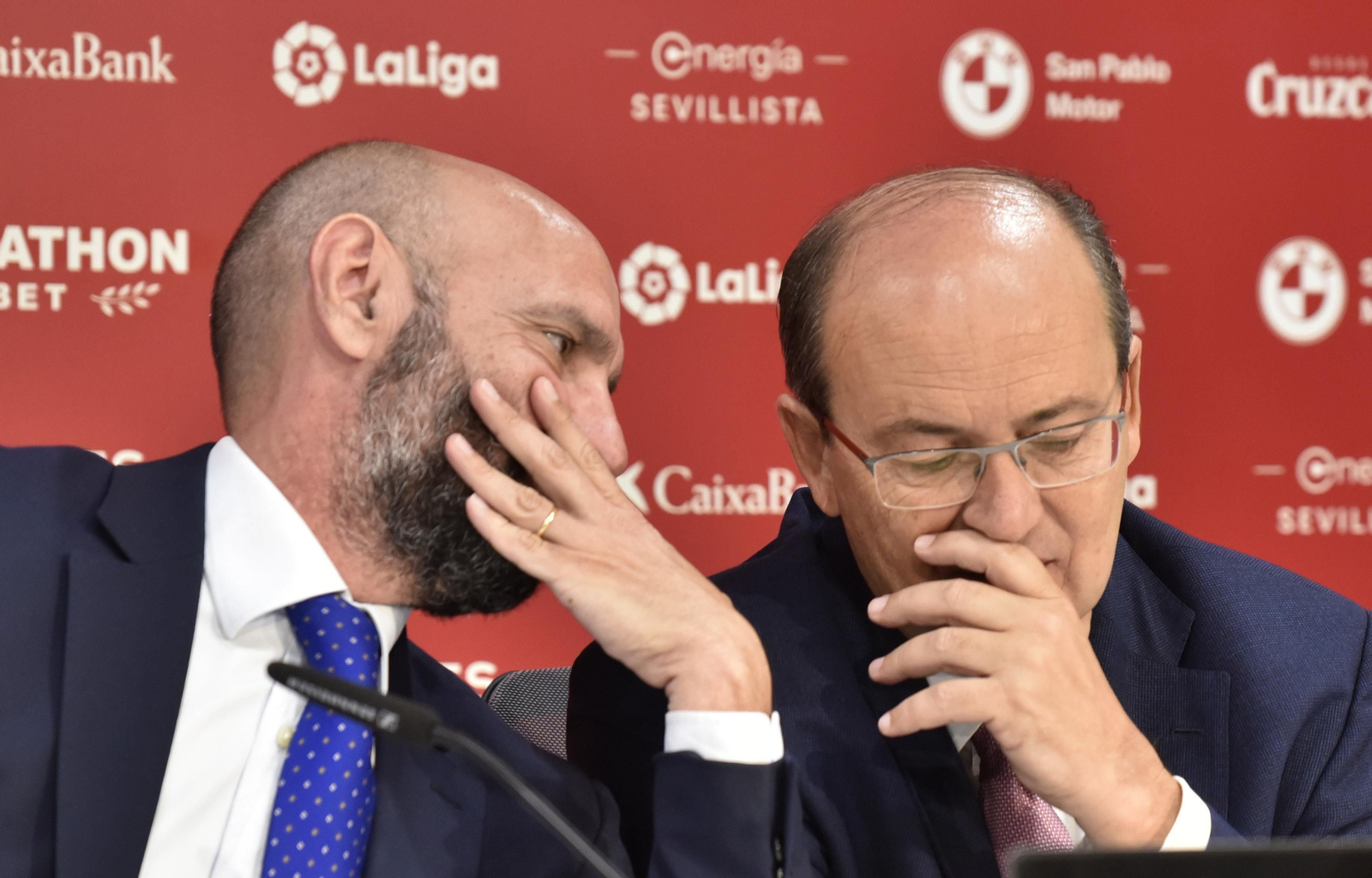 Monchi dice algo a Castro durante la presentación de Rony Lopes.