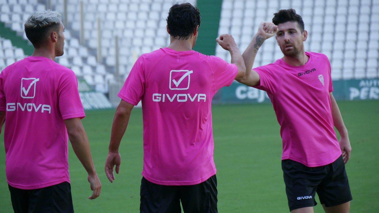 De las Cuevas saluda a Javi Flores tras su gol ante el filial.