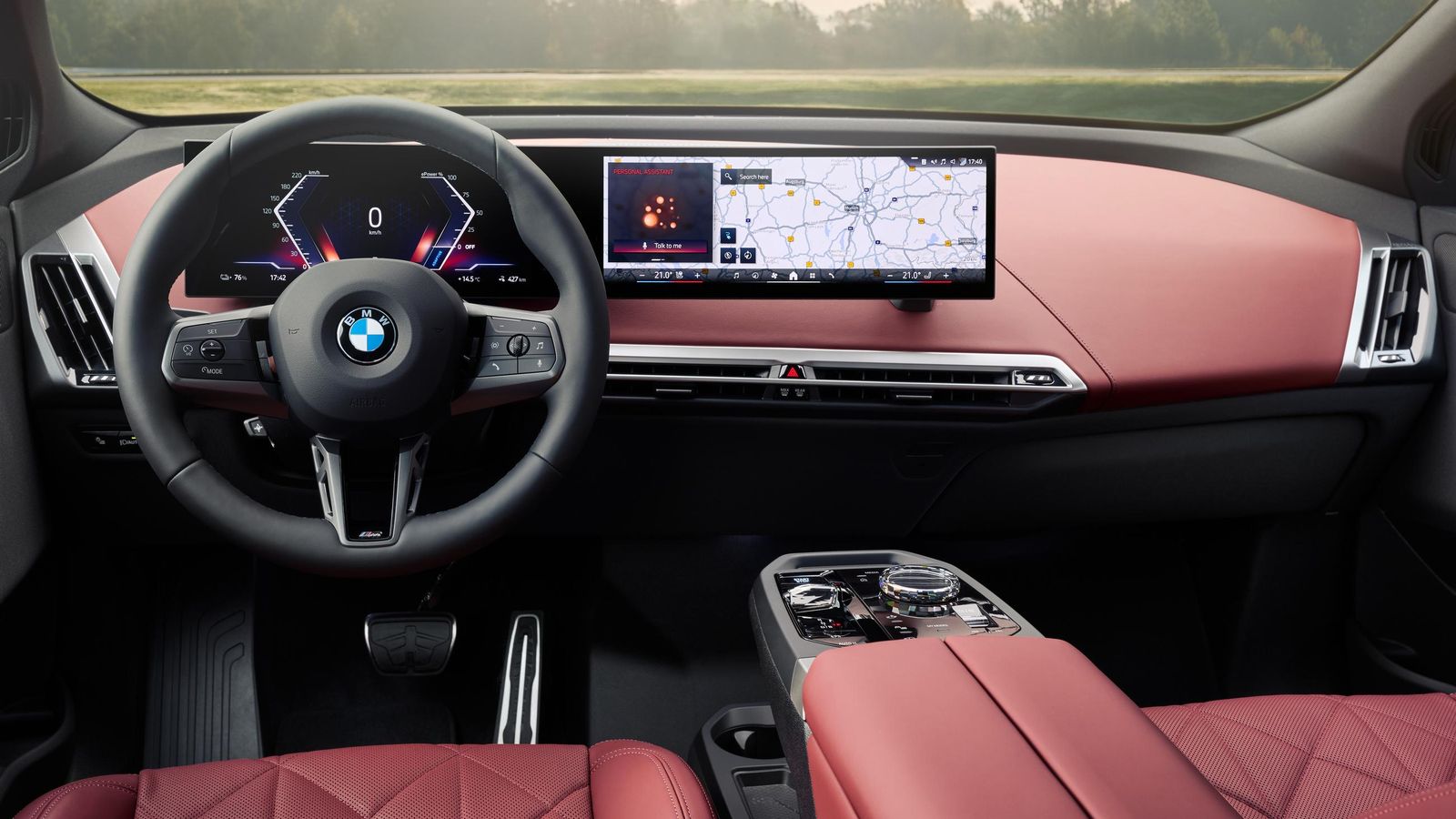 El iX recibe el sistema operativo BMW 8.5 como novedad. El sistema de navegación BMW Maps se puede personalizar para incluir estaciones de carga.