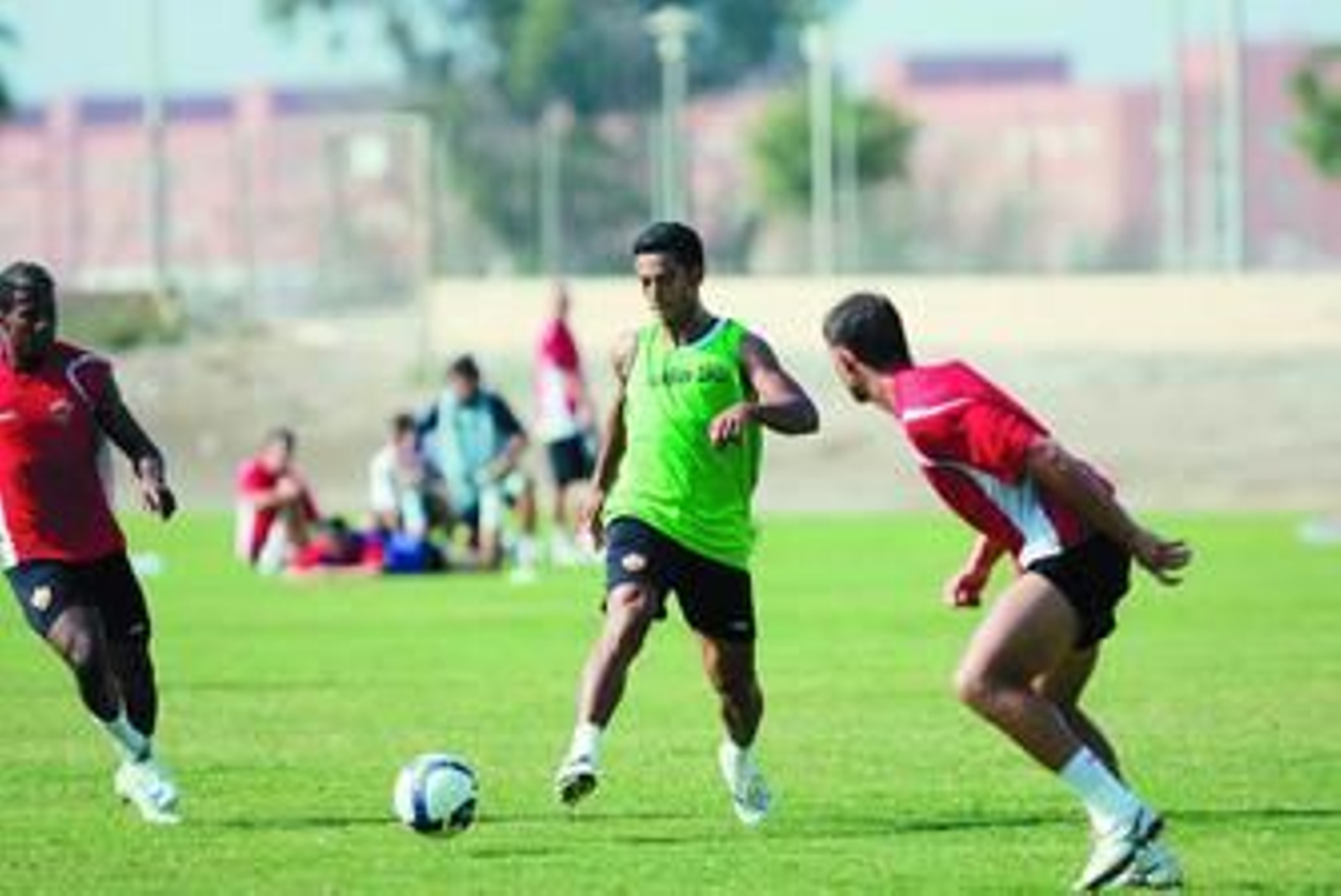Iriney golpea el balón durante un entrenamiento del Almería.