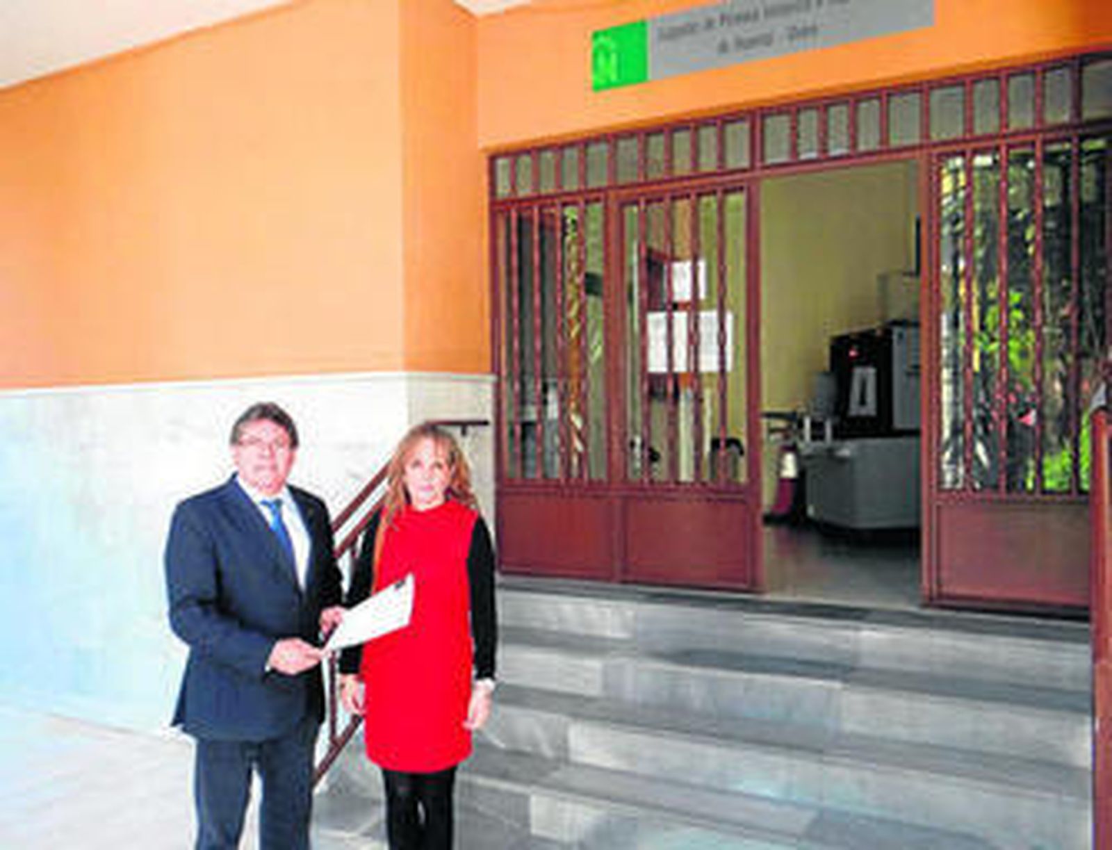 Rogelio Mena, alcalde en funciones, en las puertas de los juzgados cuando declaró como imputado en mayo de 2014.