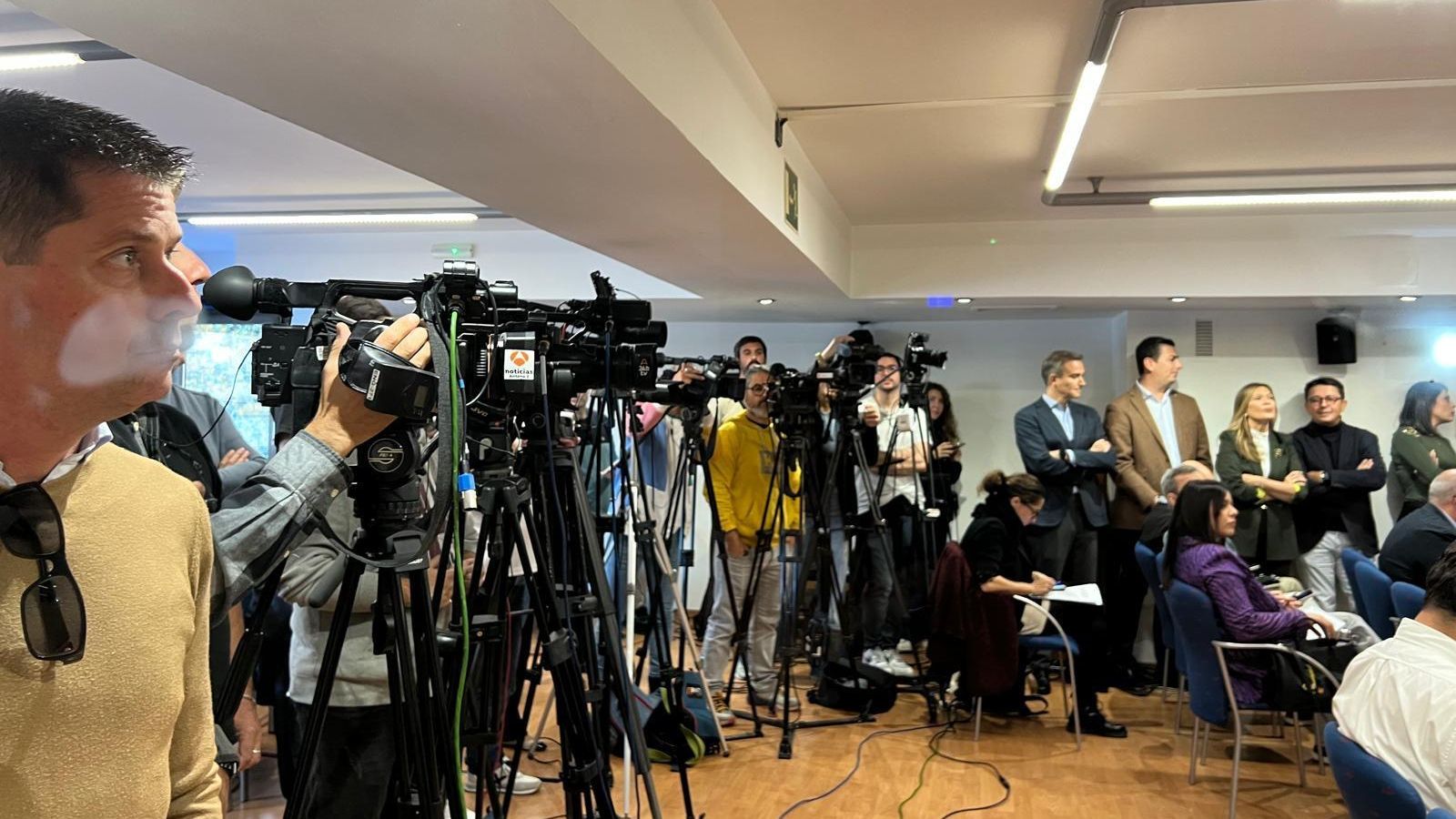 La sede del PP de Almería con una importante espectación mediática en este viernes.