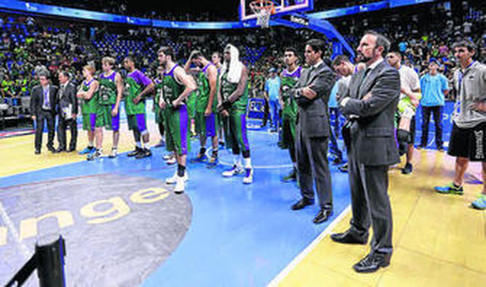 El Unicaja aguarda la entrega de trofeos.