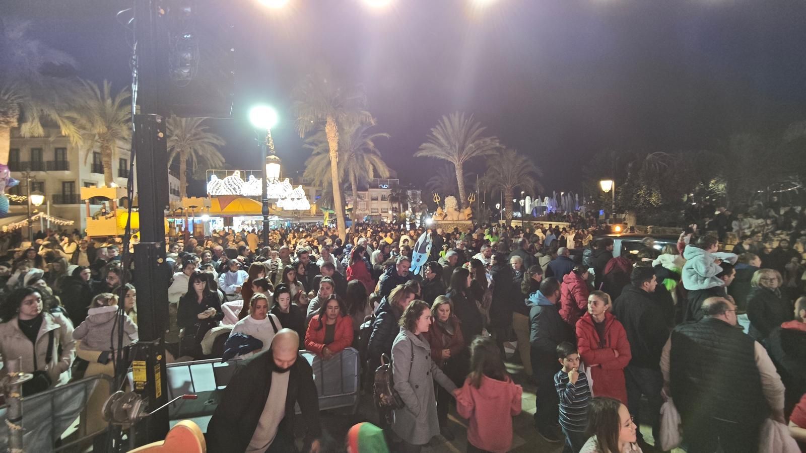 Imágenes de la cabalgata de Albox: los Reyes conquistan llenan de magia las calles