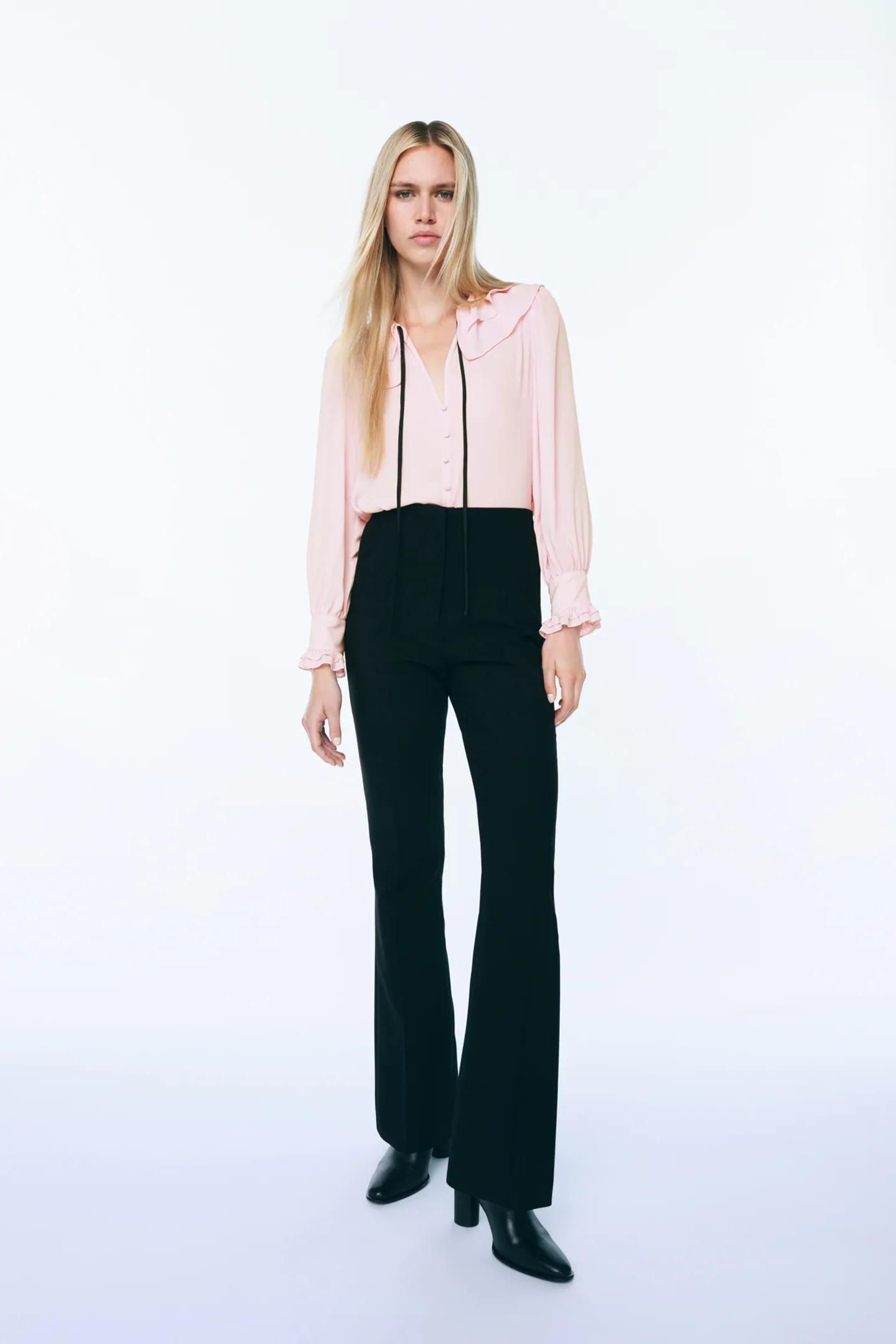 La blusa rosa con lazada de Zara.