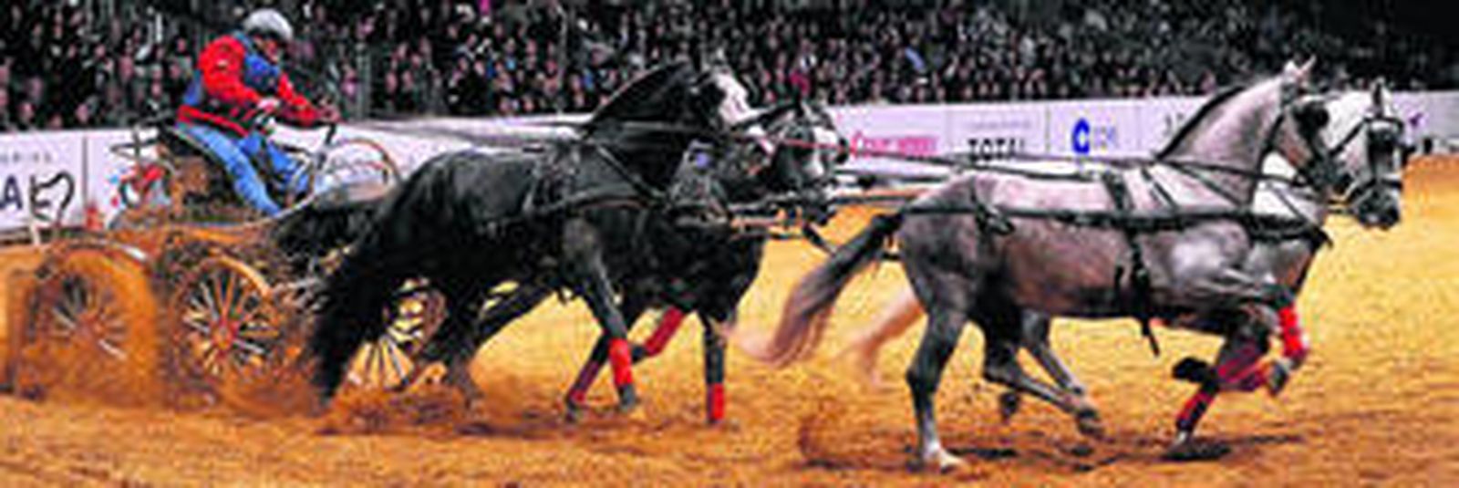 1. Exhibición del Real Club de Enganches de Andalucía. 2. Un momento del número 'Hip hop y caballos', de Jérémy y Sélyne González.