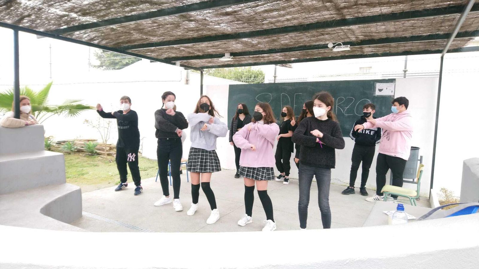 Alumnos preparando una coreografía en el Lola Flores.