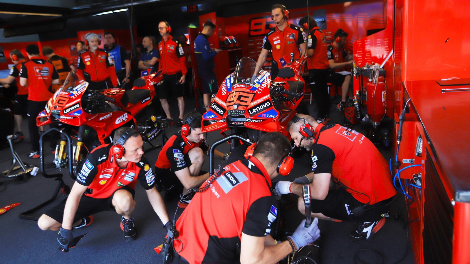 Imágenes de boxes en los entrenamientos del Viernes de MotoGP en Jerez
