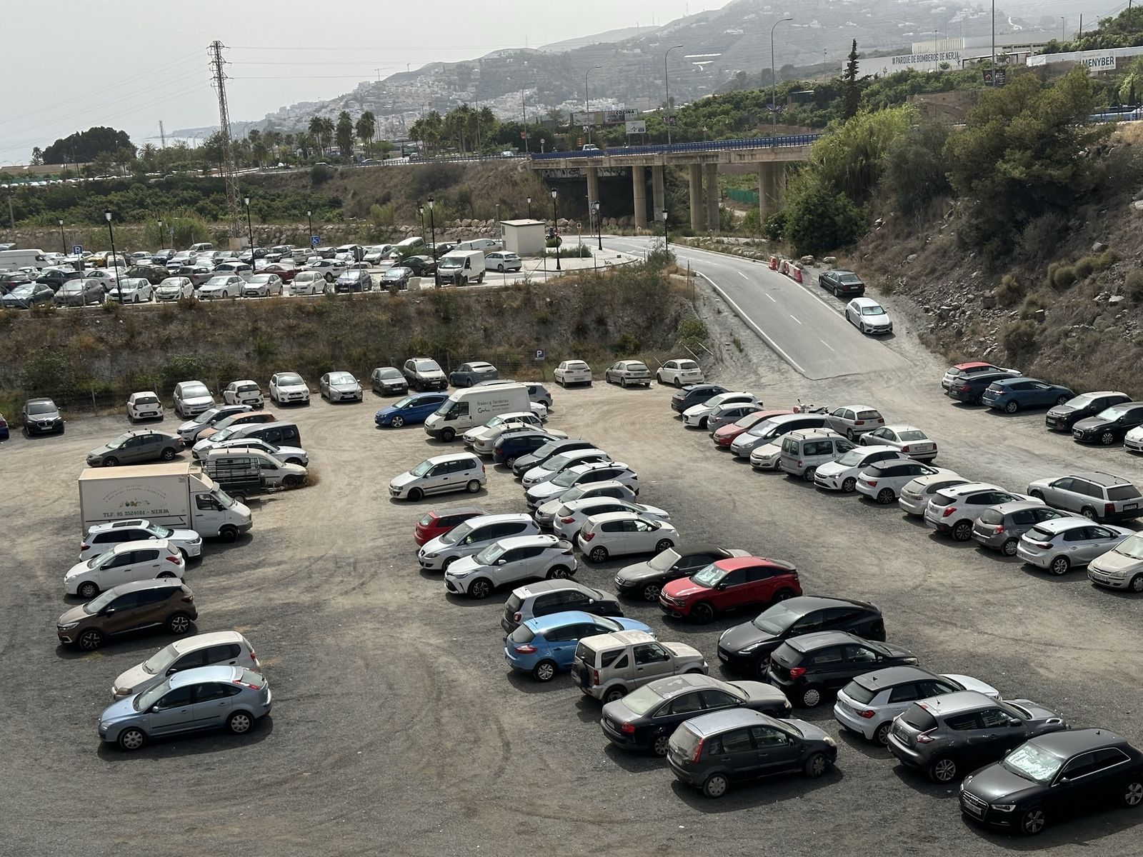 Vista de una zona de aparcamiento en Nerja