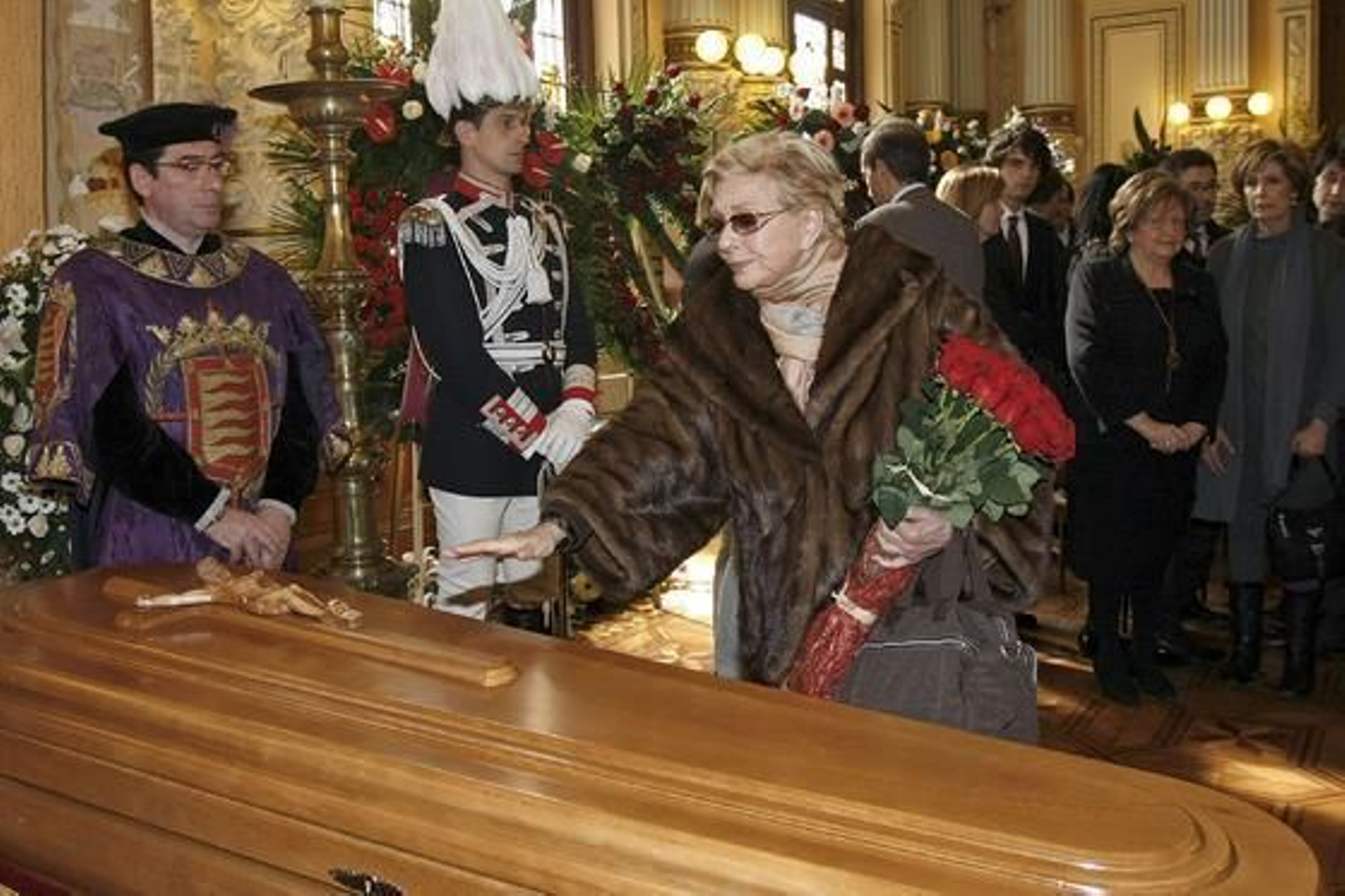 La actriz Lola Herrera muestra sus condolencias antes el féretro.

Foto: agencias