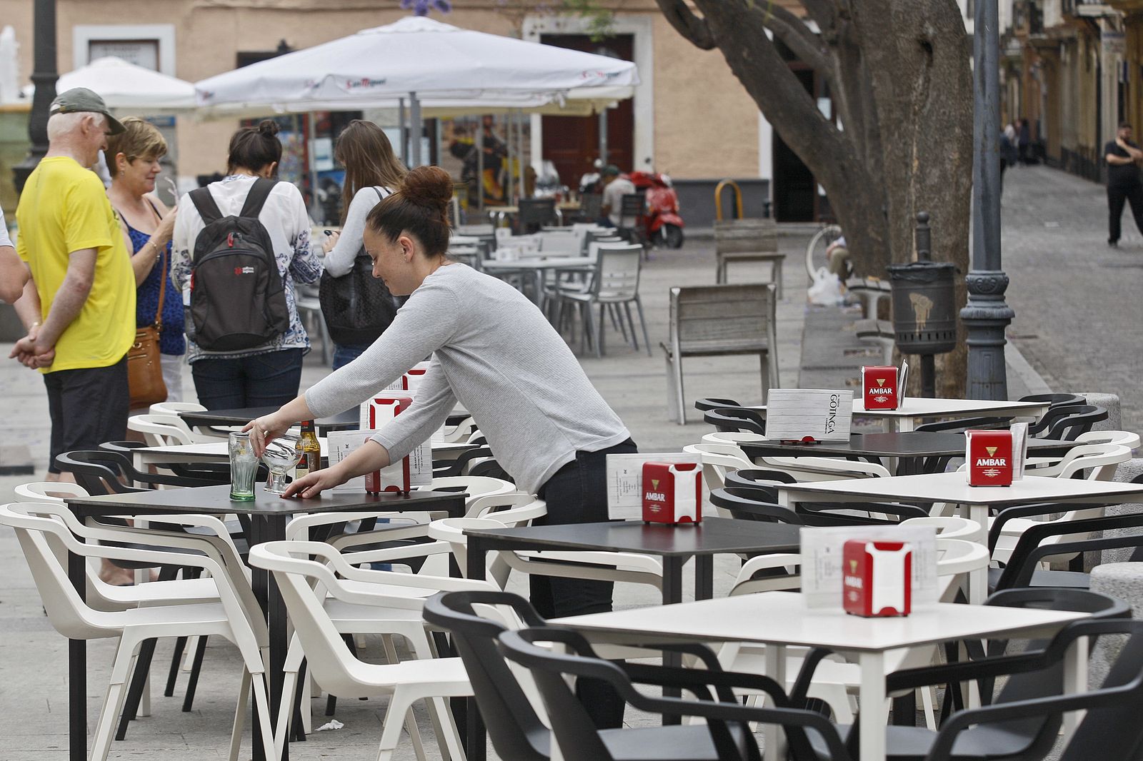Una terraza en una plaza del casco histórico.