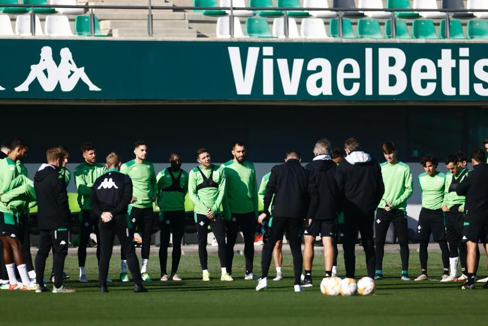Pellegrini habla con sus jugadores antes del entrenamiento.