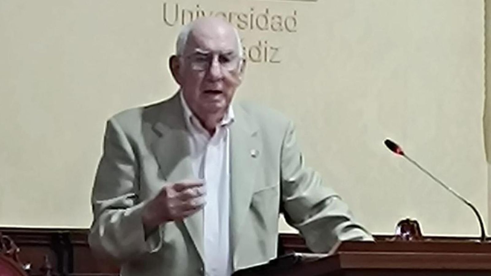 El doctor Justo Juliá Bueno durante la presentación del libro 'Manos patológicas en la pintura’. El doctor Justo Juliá Bueno durante la presentación del libro 'Manos patológicas en la pintura’.