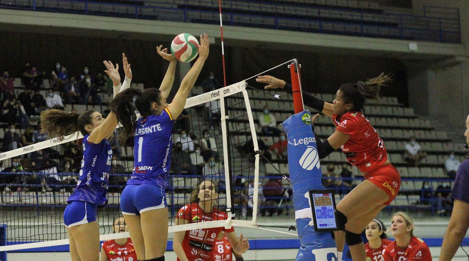 El bloqueo del Leganés no impide un remate de Winderlys Medina.