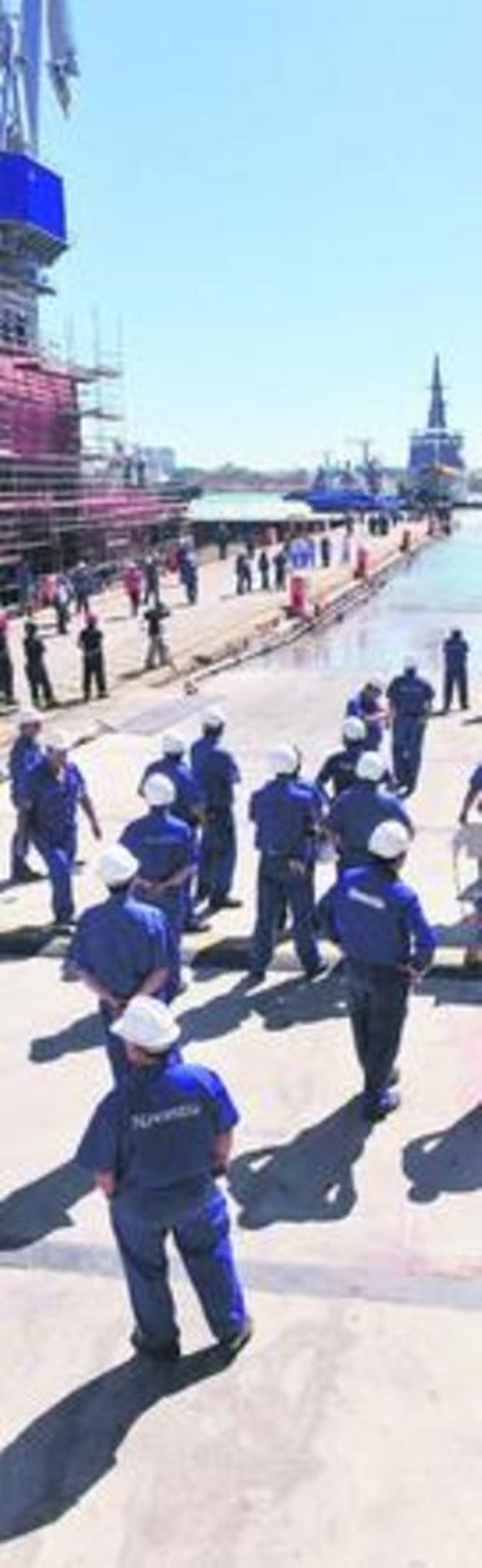 Operarios de Navantia en las instalaciones de La Isla.
