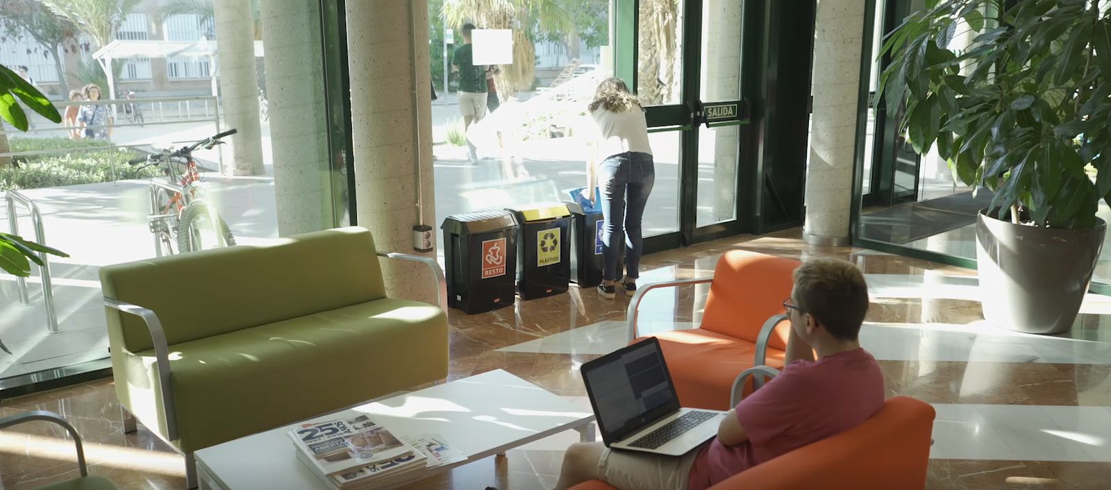 Personal de Verdiblanca se encarga de limpiar el vestíbulo de la biblioteca de la Universidad de Almería.