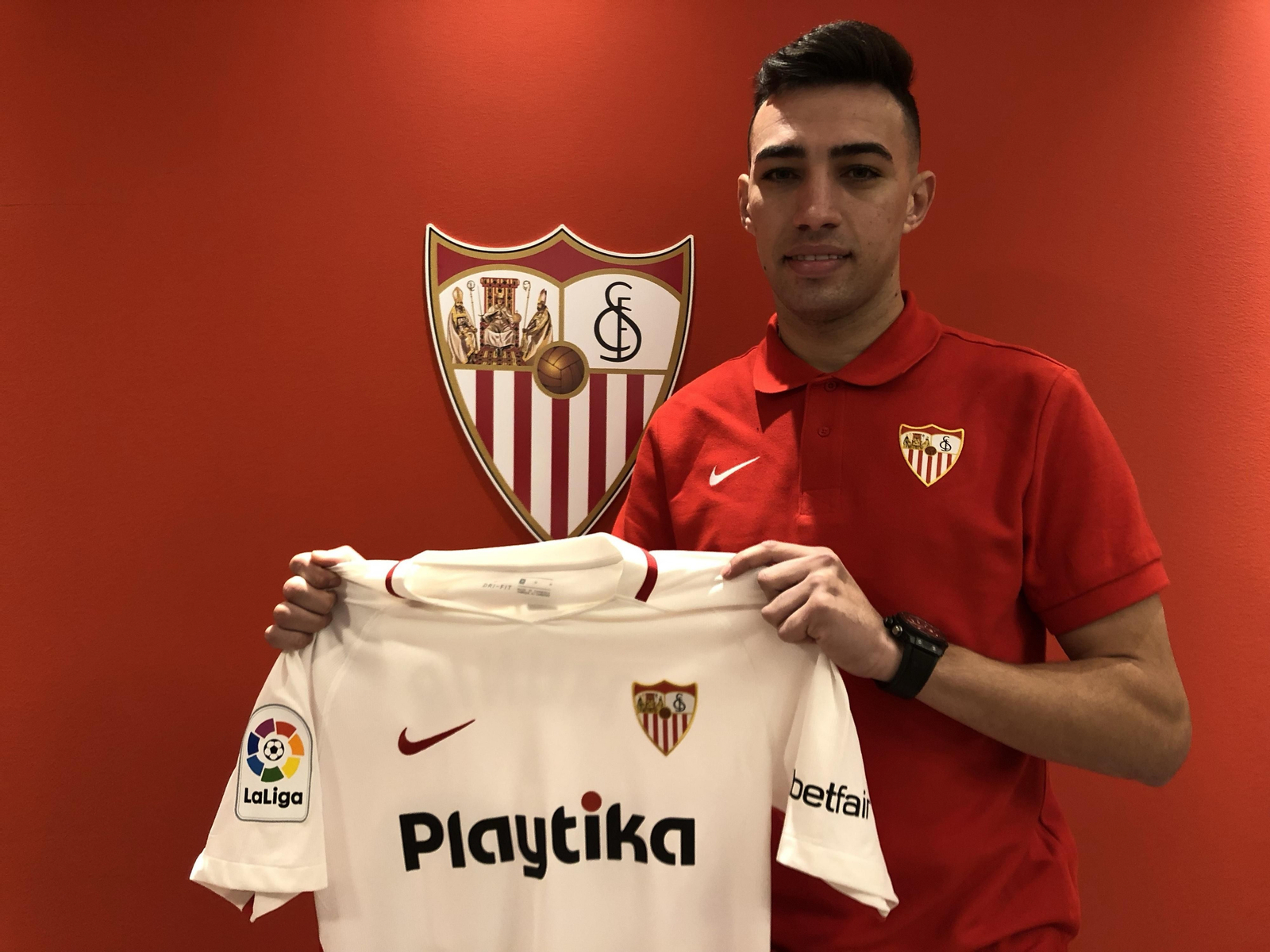 Munir posa con la camiseta del Sevilla tras su fichaje.