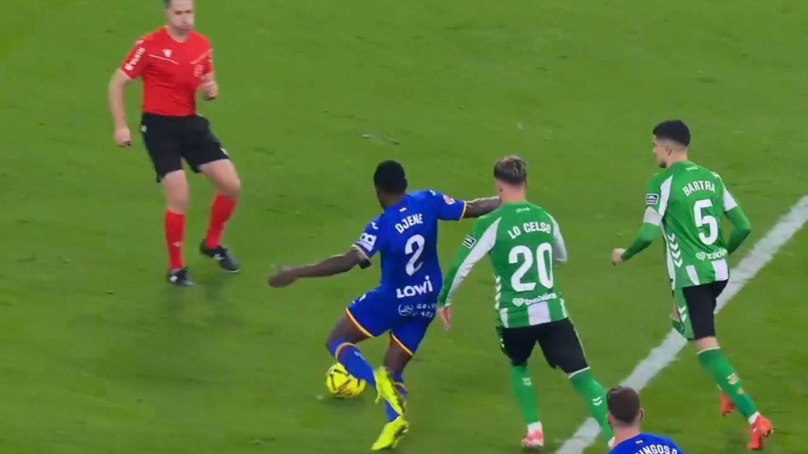 Djené inicia la caída en a acción que acabó señalándose penalti para el Getafe.